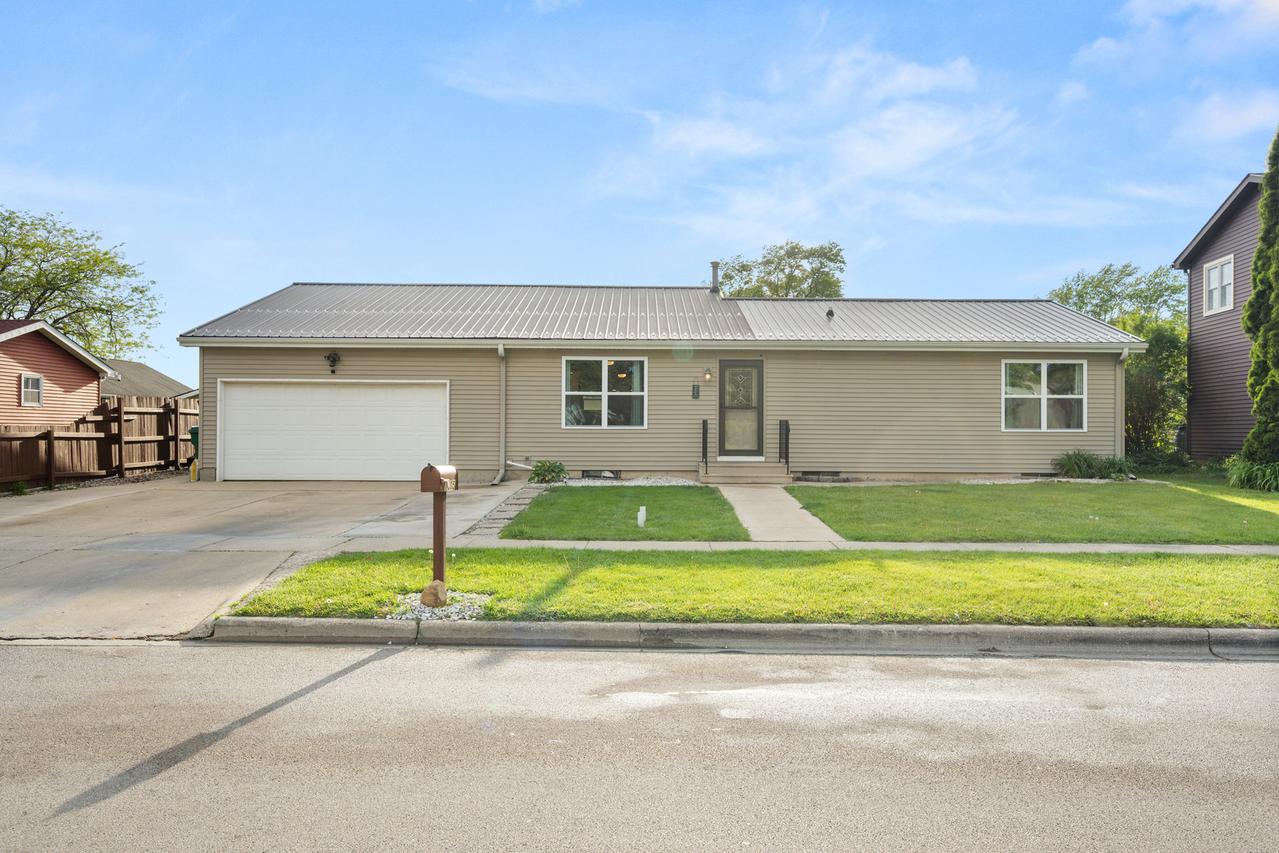 1605 Longwood Dr., Sycamore, IL 60178