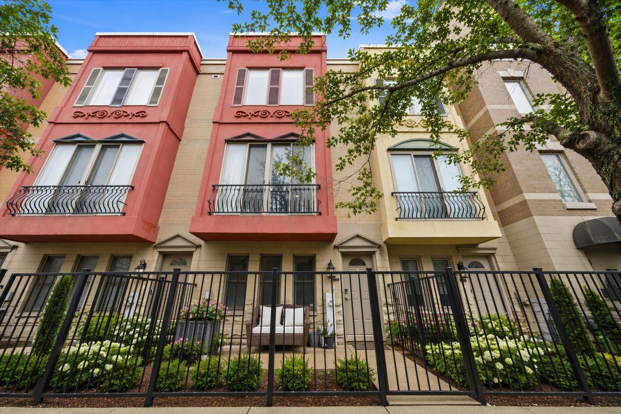 527 N Peoria St., Chicago, IL 60642