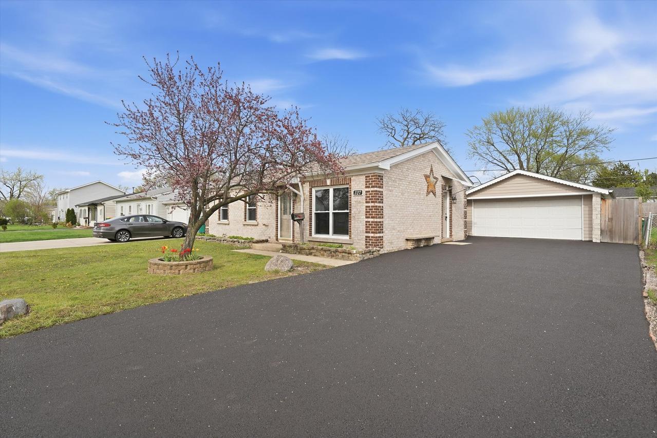 327 Fremont Ave., Romeoville, IL 60446