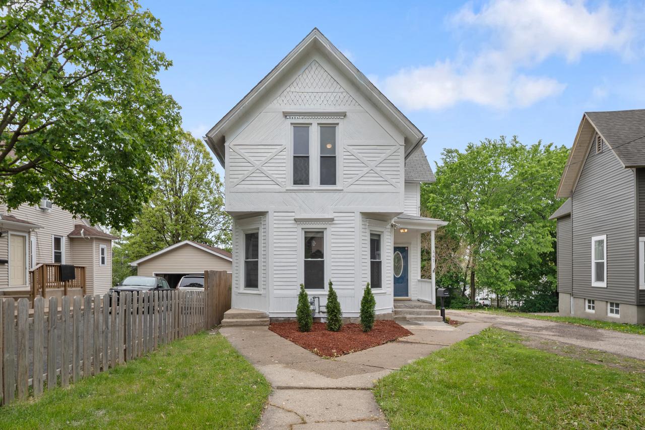 447 Ashland Ave., Elgin, IL 60123