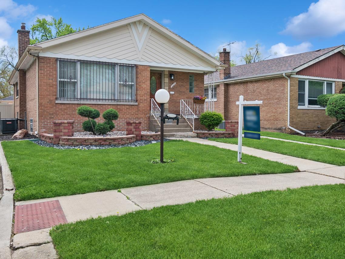 256 Calumet Blvd., Harvey, IL 60426