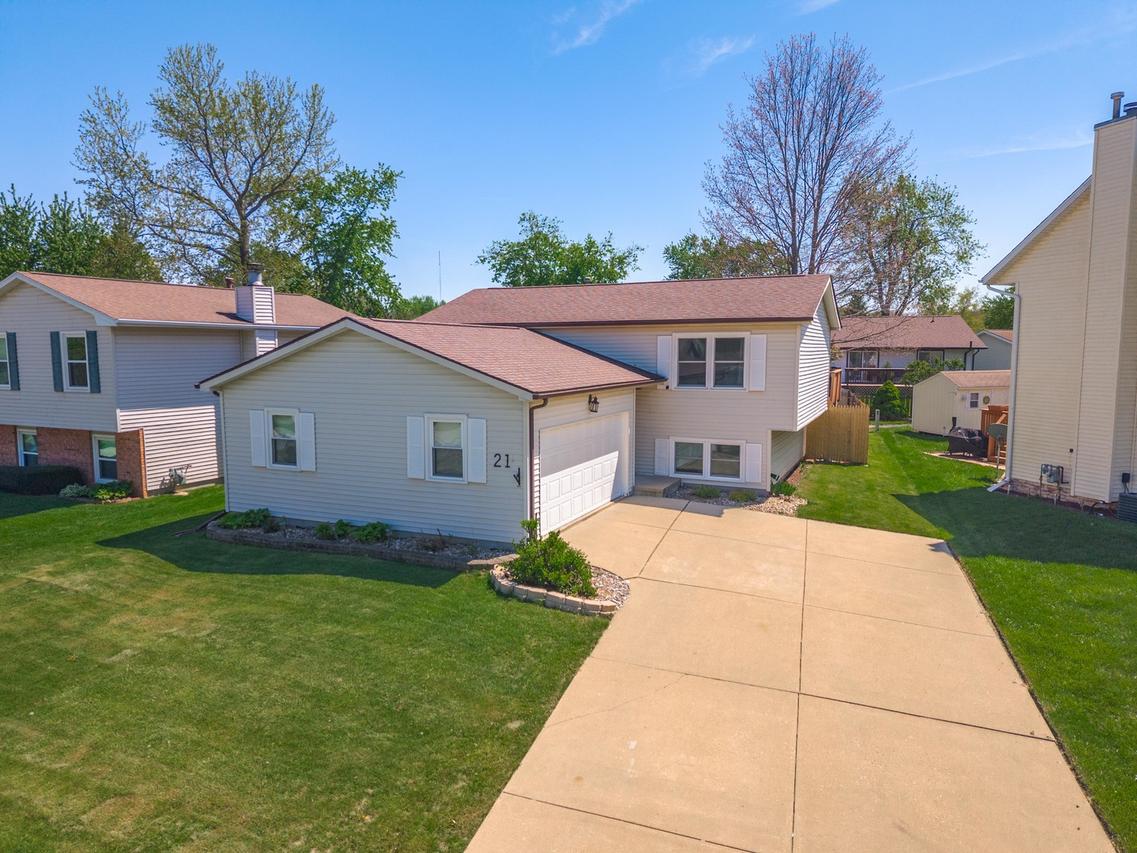 21 Cedar Ct., Bloomington, IL 61701