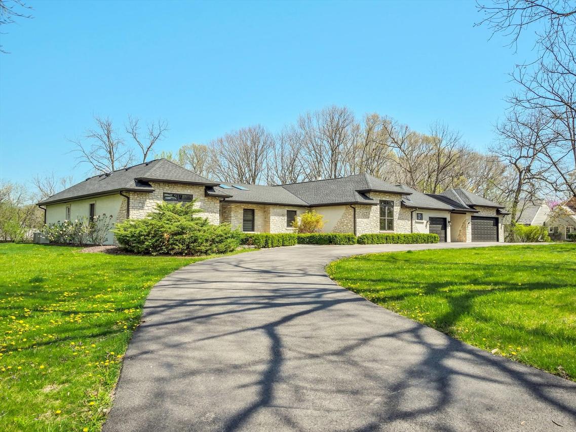2038 Camphill Cir., Inverness, IL 60067