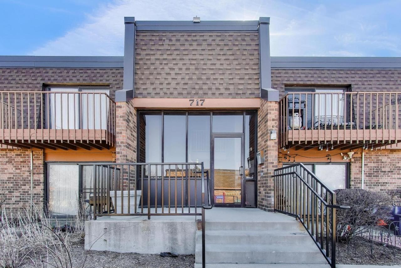 717 Killarney Ct. #2D, Schaumburg, IL 60193