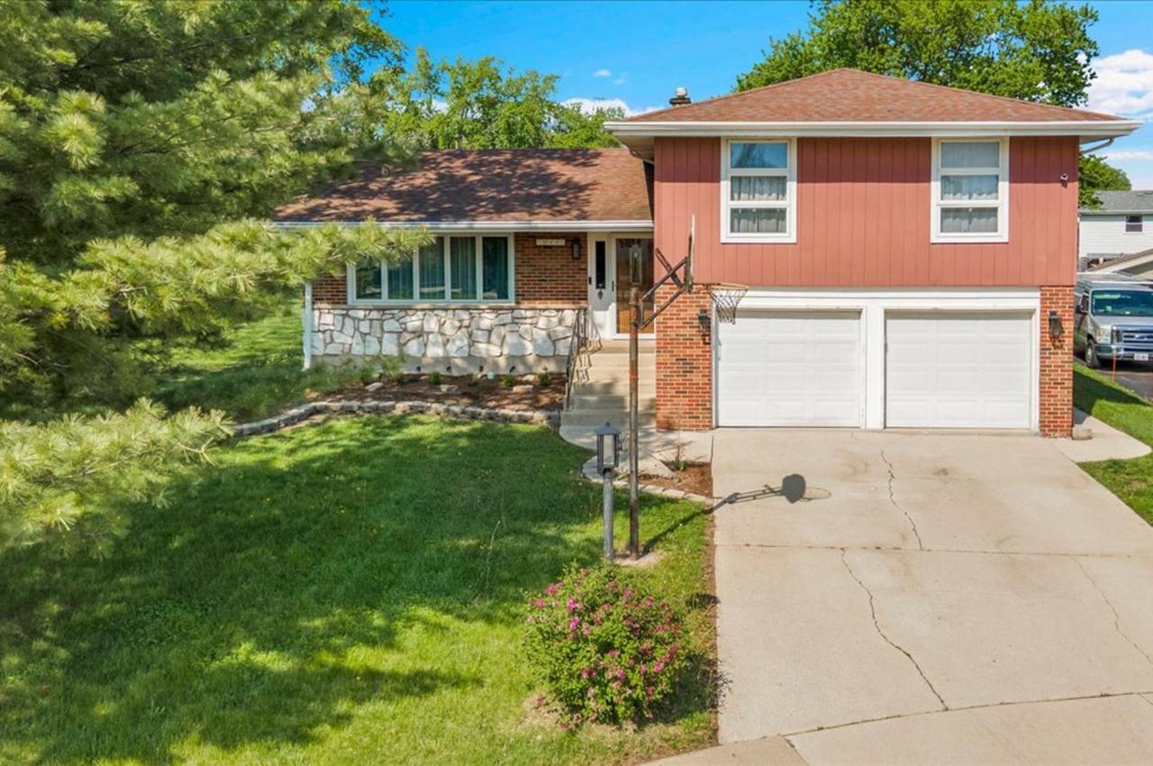 10447 S Stowe Ct., Palos Hills, IL 60465