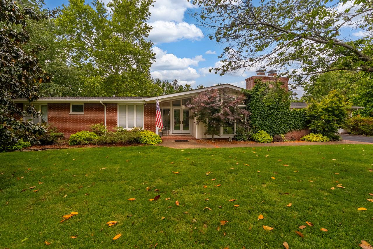 325 Country Club Ln., Harrisburg, IL 62946