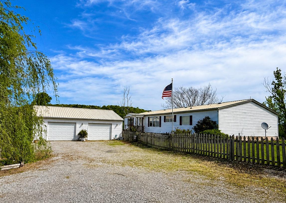 2025 Central Hill Rd., Grantsburg, IL 62943