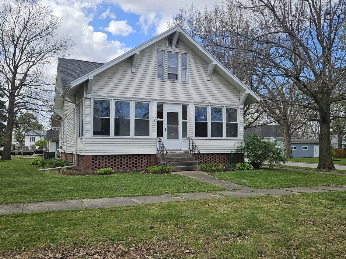 602 NE 2nd St., Aledo, IL 61231