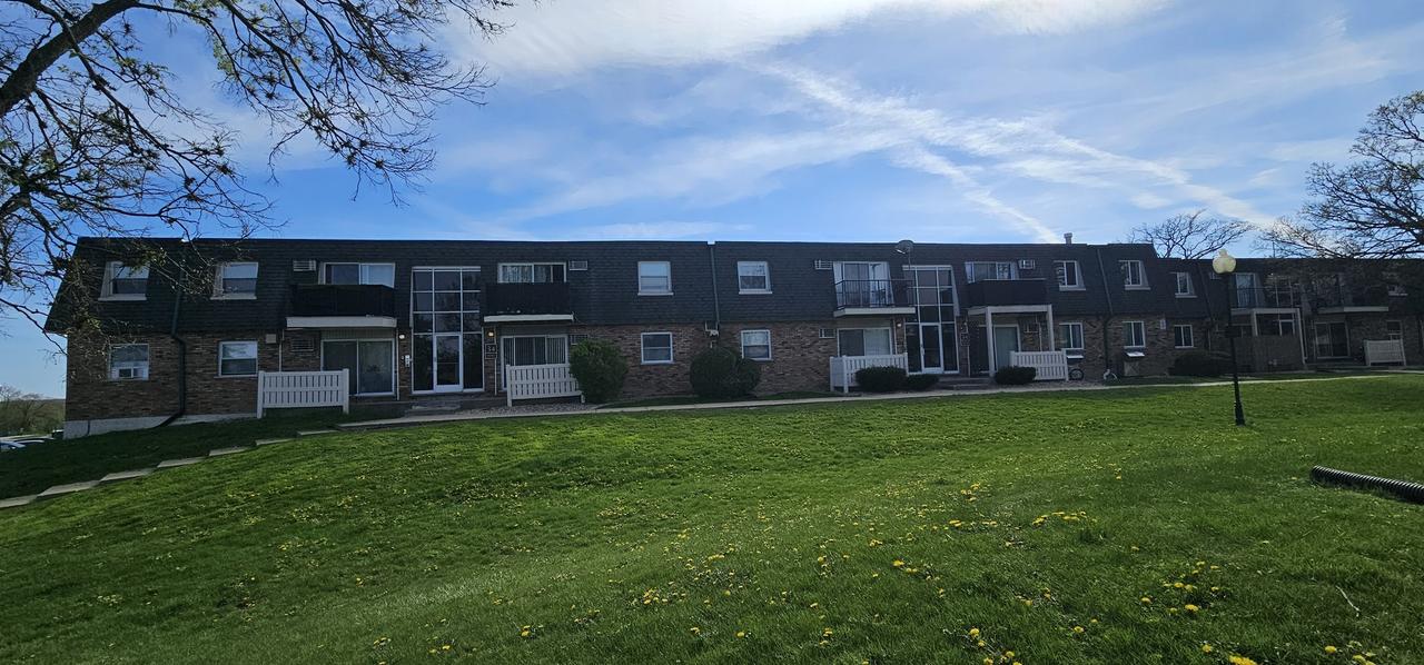 9958 S 84th Ter. #206, Palos Hills, IL 60465