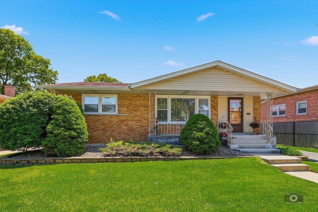 5233 Oak Center Dr., Oak Lawn, IL 60453