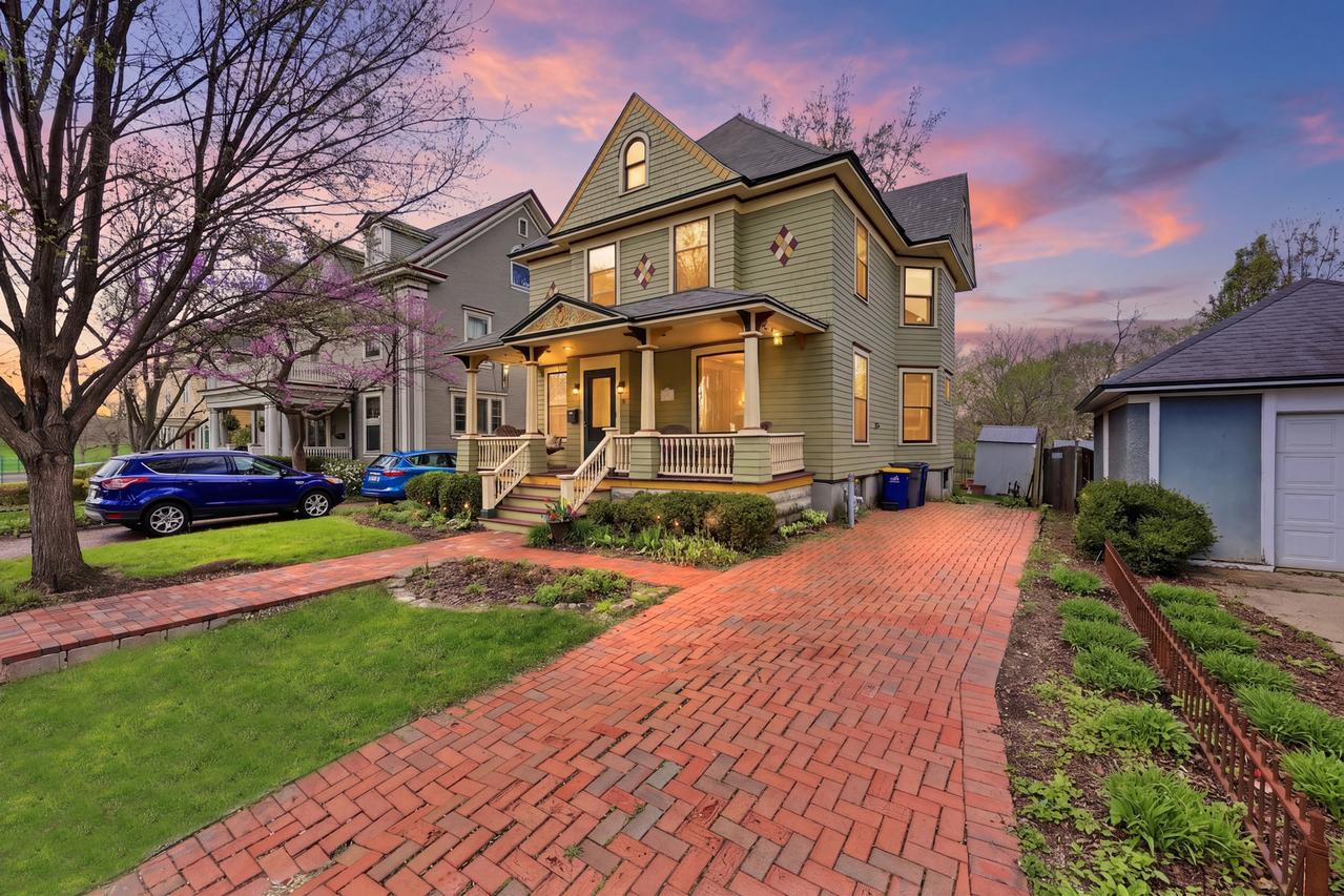 12 Rugby Pl., Elgin, IL 60120