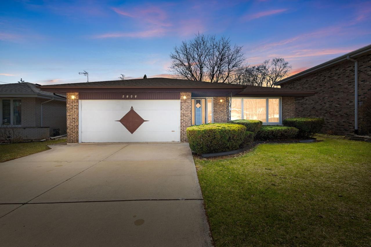 6743 W 89th Pl., Oak Lawn, IL 60453