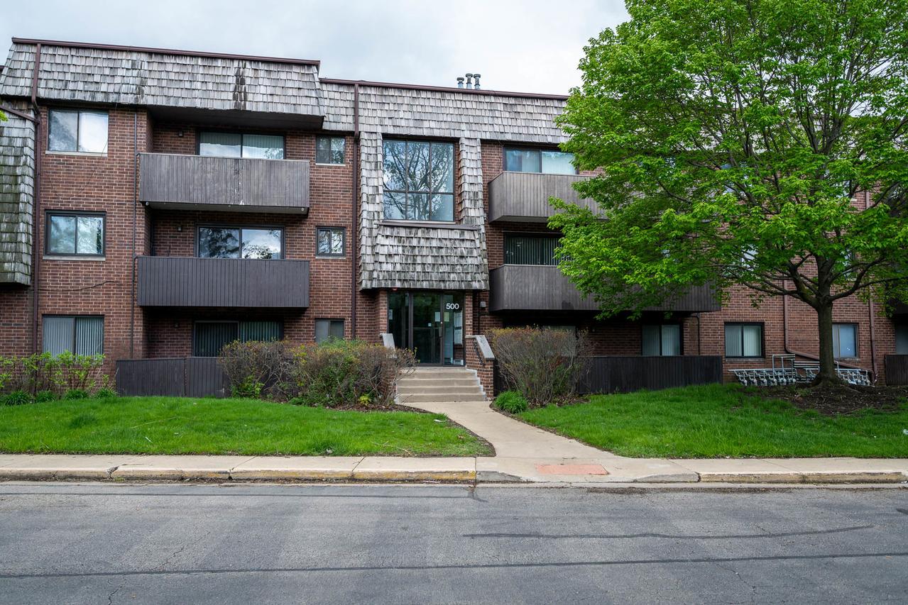 500 Timber Ridge Dr. #202A, Carol Stream, IL 60188