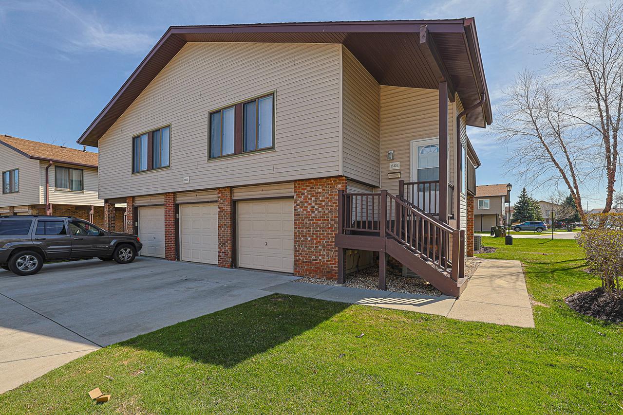 1332 Kingsbury Dr. #1, Hanover Park, IL 60133