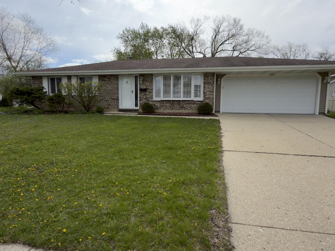 935 S Cedarcrest Dr., Schaumburg, IL 60193