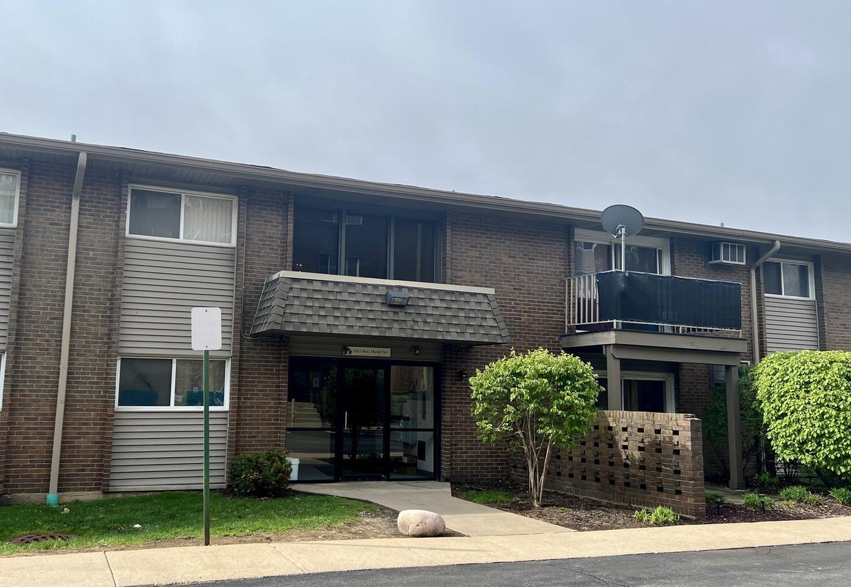 2301 Beau Monde Ter. #203, Lisle, IL 60532