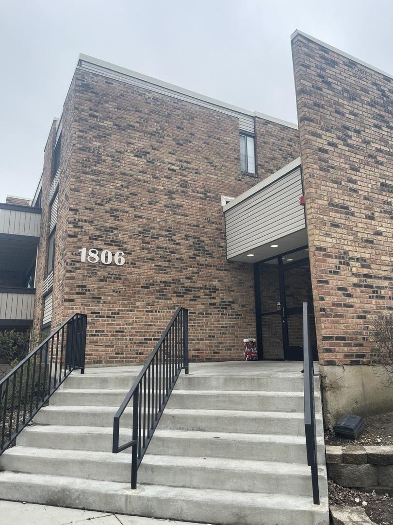 1806 Hemlock Pl. #204, Schaumburg, IL 60173