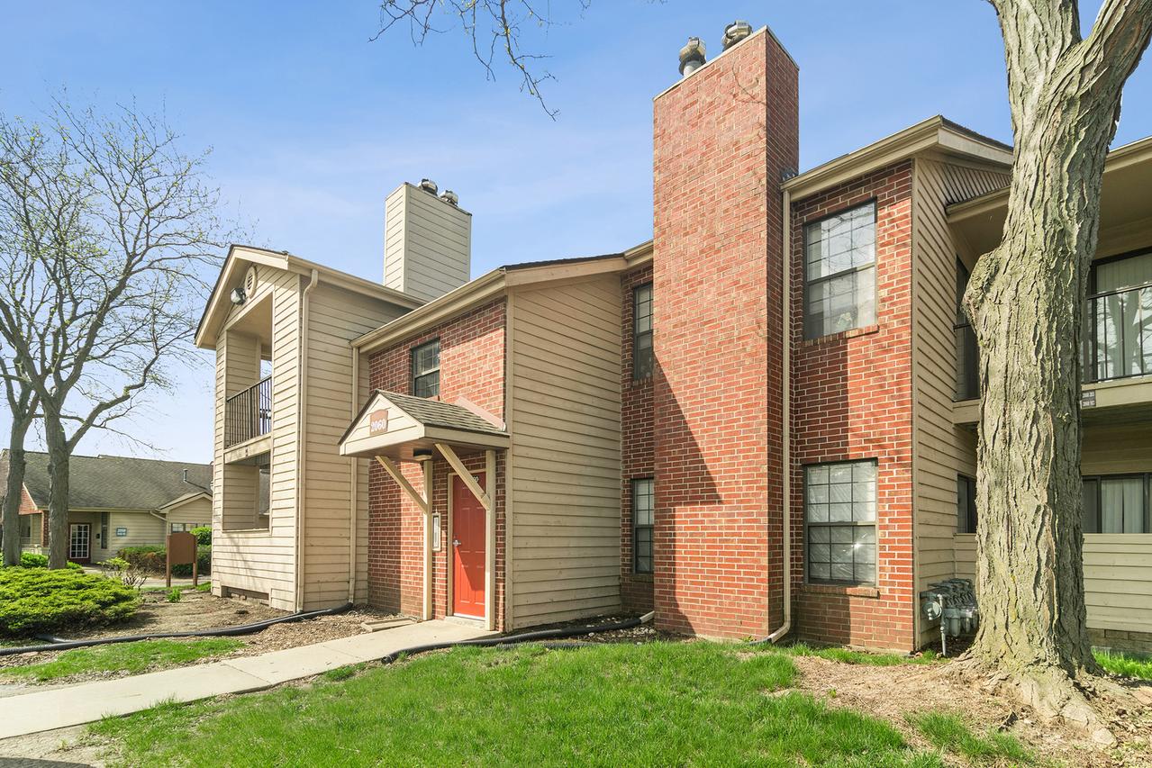 2060 N Rand Rd. #204, Palatine, IL 60074