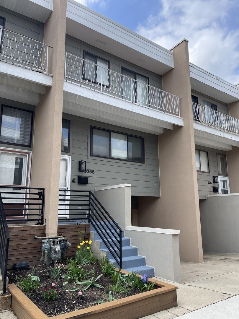 9255 W Ballard Rd., Des Plaines, IL 60016