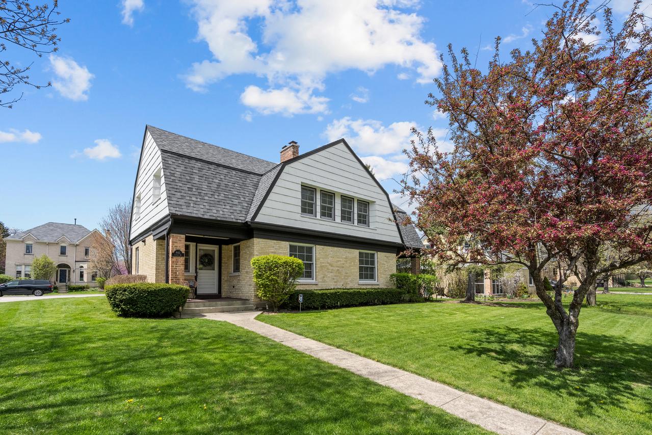 842 Lyster Rd., Highwood, IL 60040