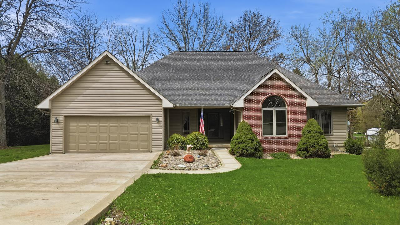 307 Portage Ln., Dixon, IL 61021