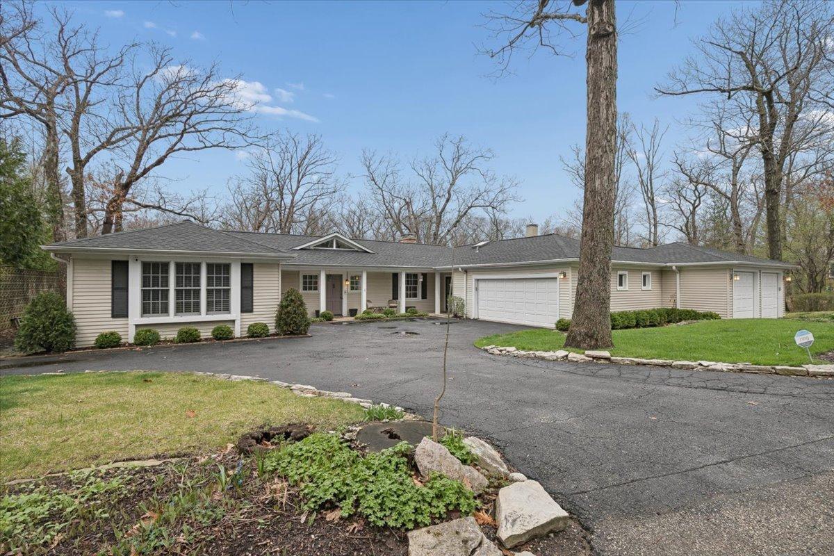 346 Crescent Dr., Lake Bluff, IL 60044