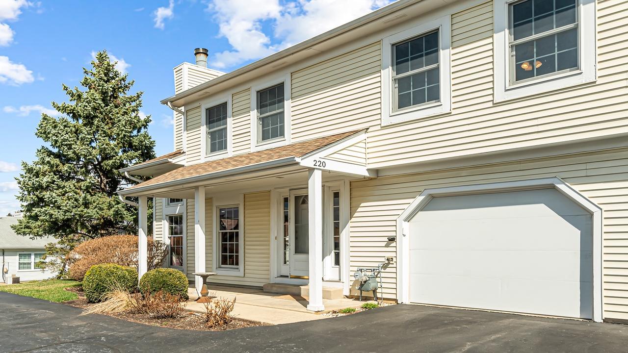 220 Whitewood Dr., Streamwood, IL 60107