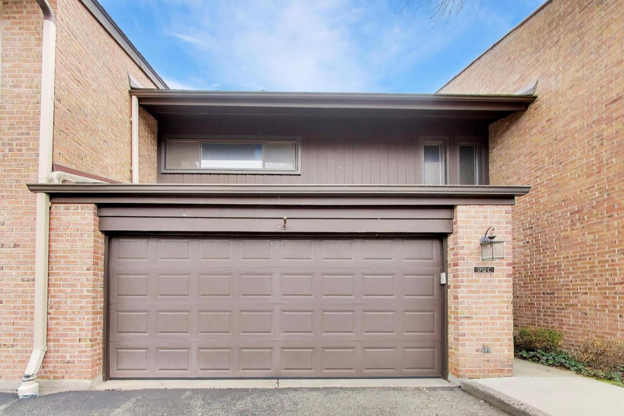 1712 Wildberry Dr. #C, Glenview, IL 60025