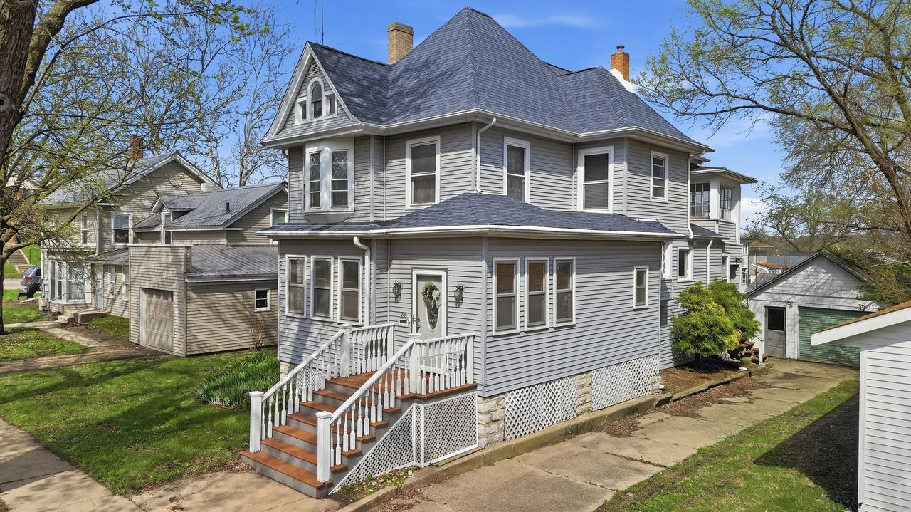 215 W 7th St., Dixon, IL 61021