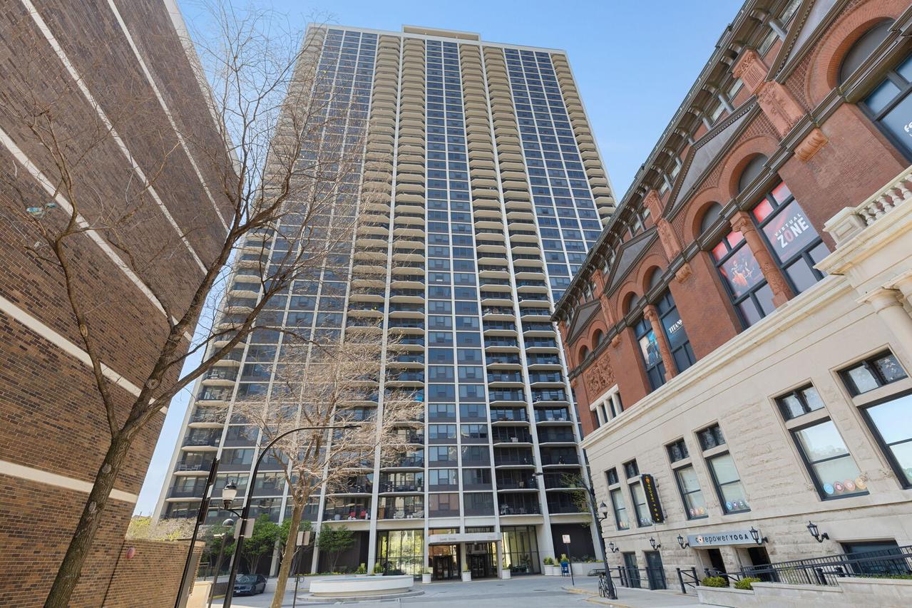 1560 N Sandburg Ter. #1908J, Chicago, IL 60610