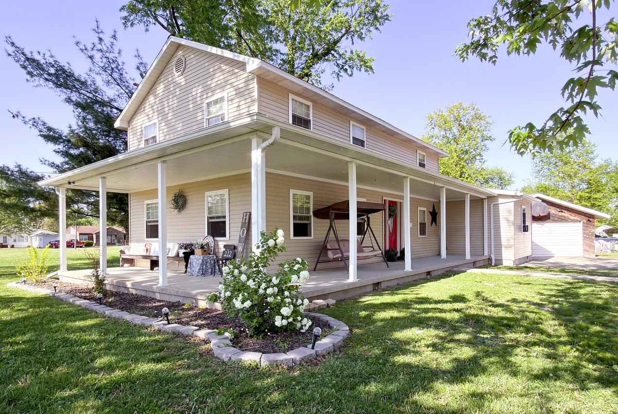 212 Oak St., Flora, IL 62839