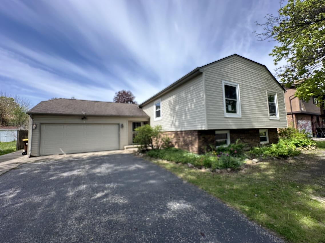 863 Pleasant St., Woodstock, IL 60098