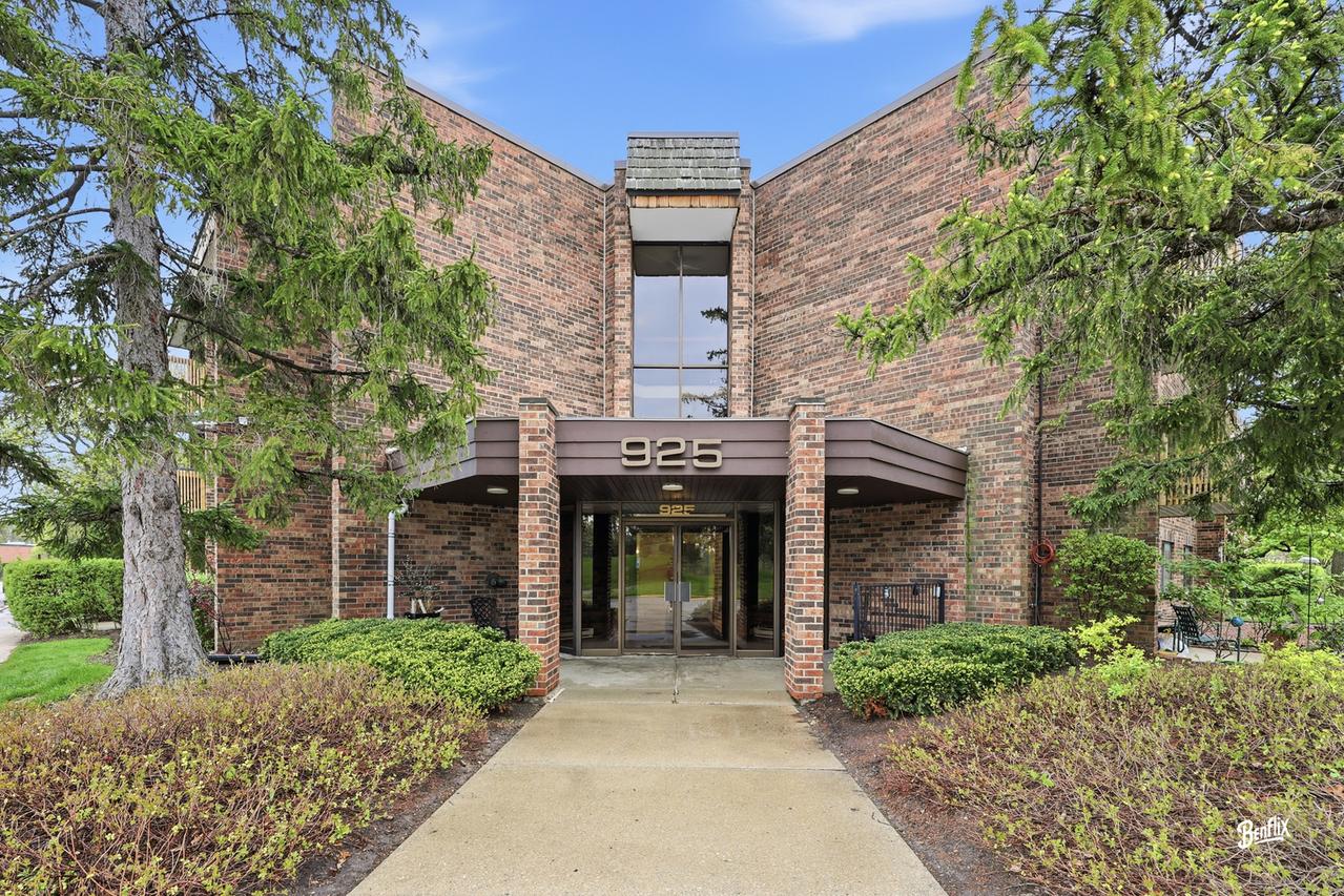 925 Spring Hill Dr. #212, Northbrook, IL 60062