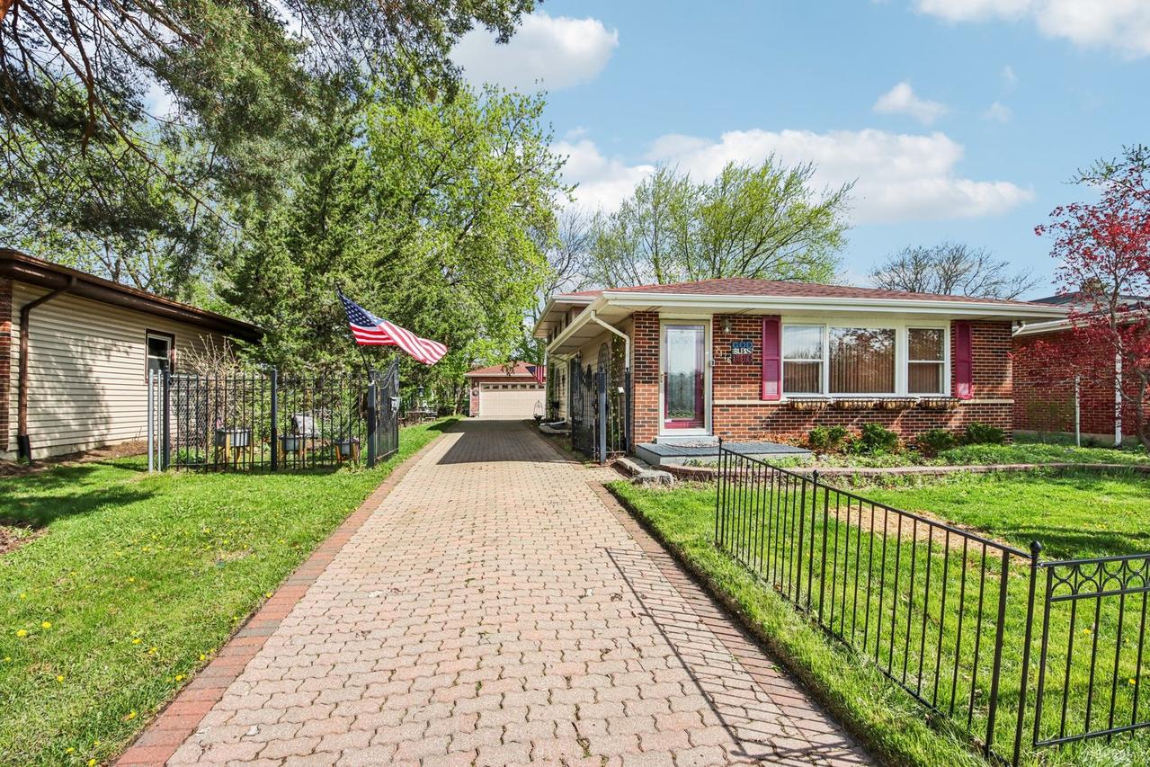 2176 N Westmoreland Dr., Palatine, IL 60074