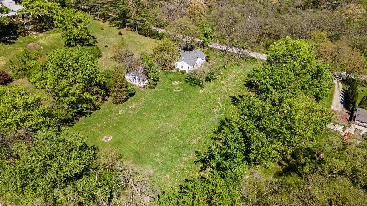 11s104 Jackson St., Burr Ridge, IL 60527