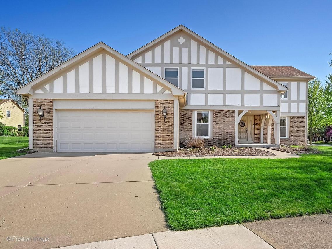340 Whitehall Ter., Bloomingdale, IL 60108