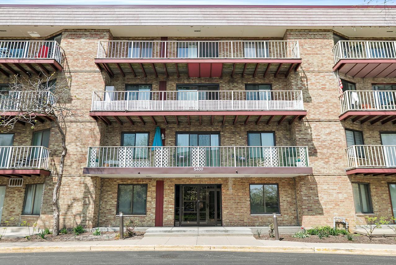 5400 Astor Ln. #411, Rolling Meadows, IL 60008