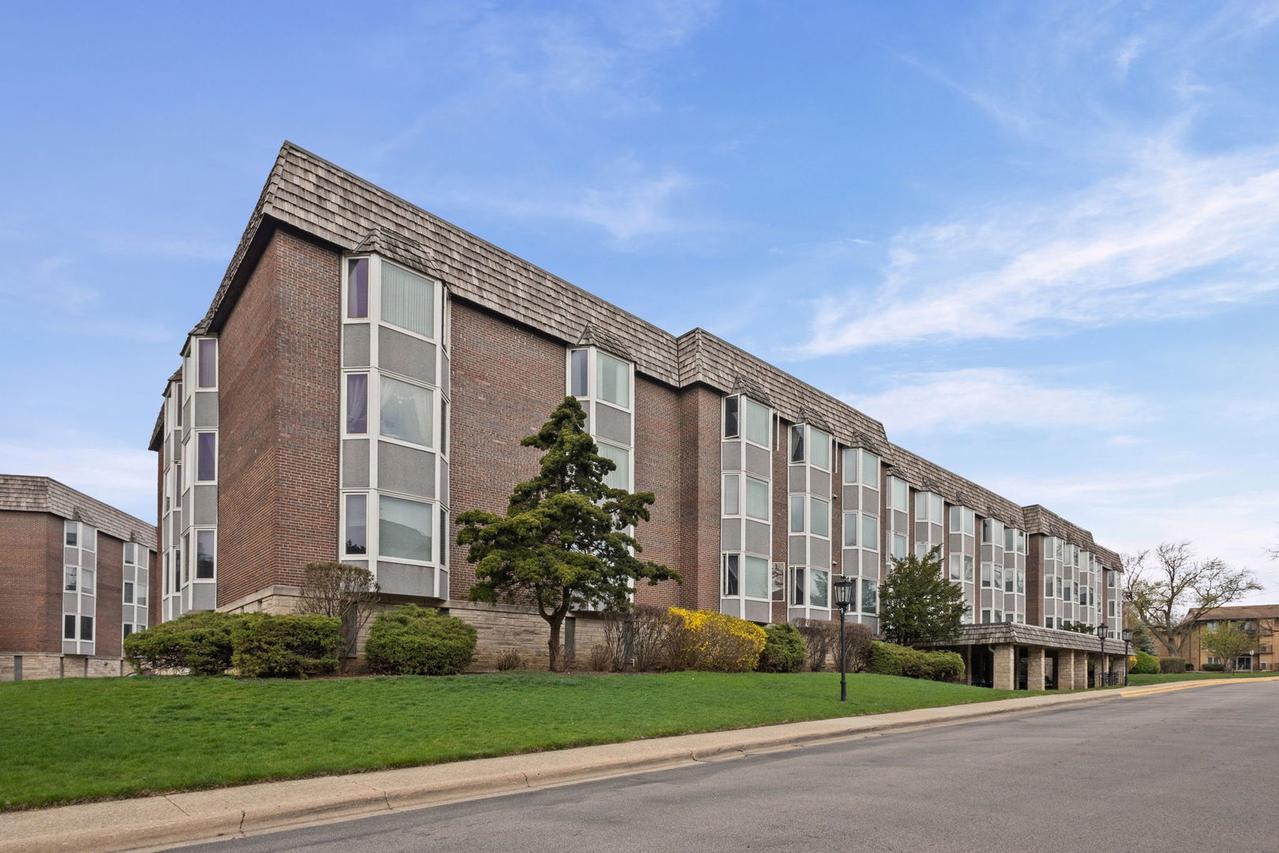 400 Ascot Dr. #2L, Park Ridge, IL 60068