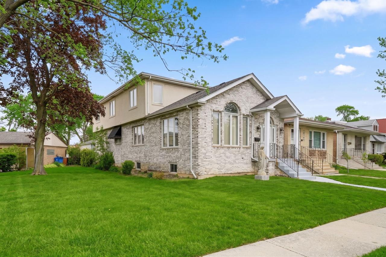 6916 W Forest Preserve Dr., Harwood Heights, IL 60706