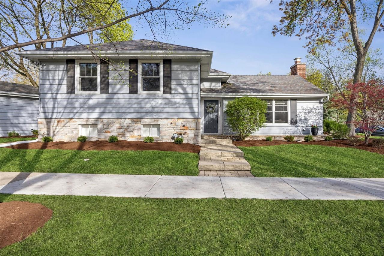 258 Crest Rd., Glen Ellyn, IL 60137