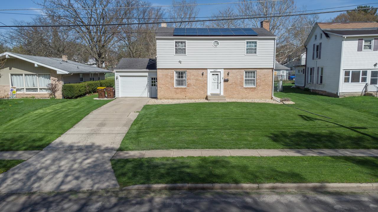 1437 S Walnut Ave., Freeport, IL 61032