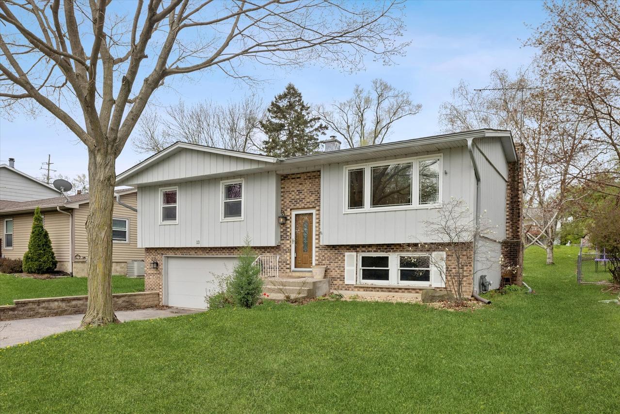 13 Hawthorne Rd., Lake In The Hills, IL 60156