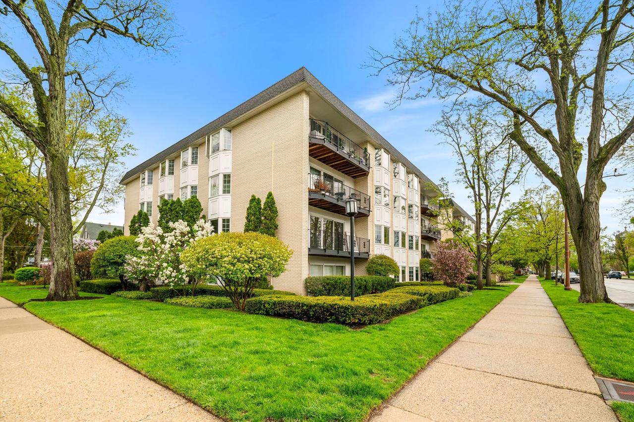 701 Ridge Rd. #2A, Wilmette, IL 60091