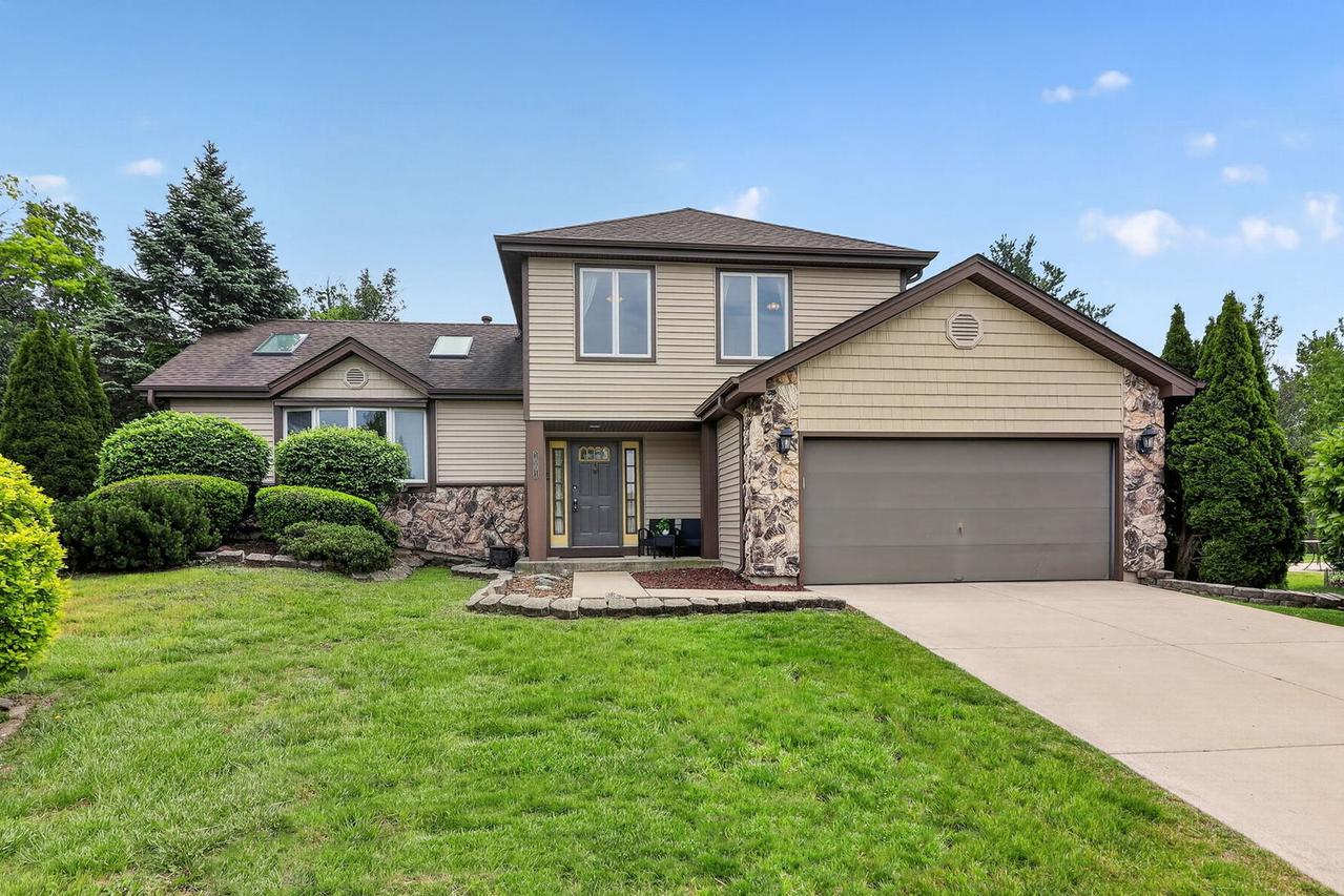 1001 Oak Ridge Dr., Streamwood, IL 60107