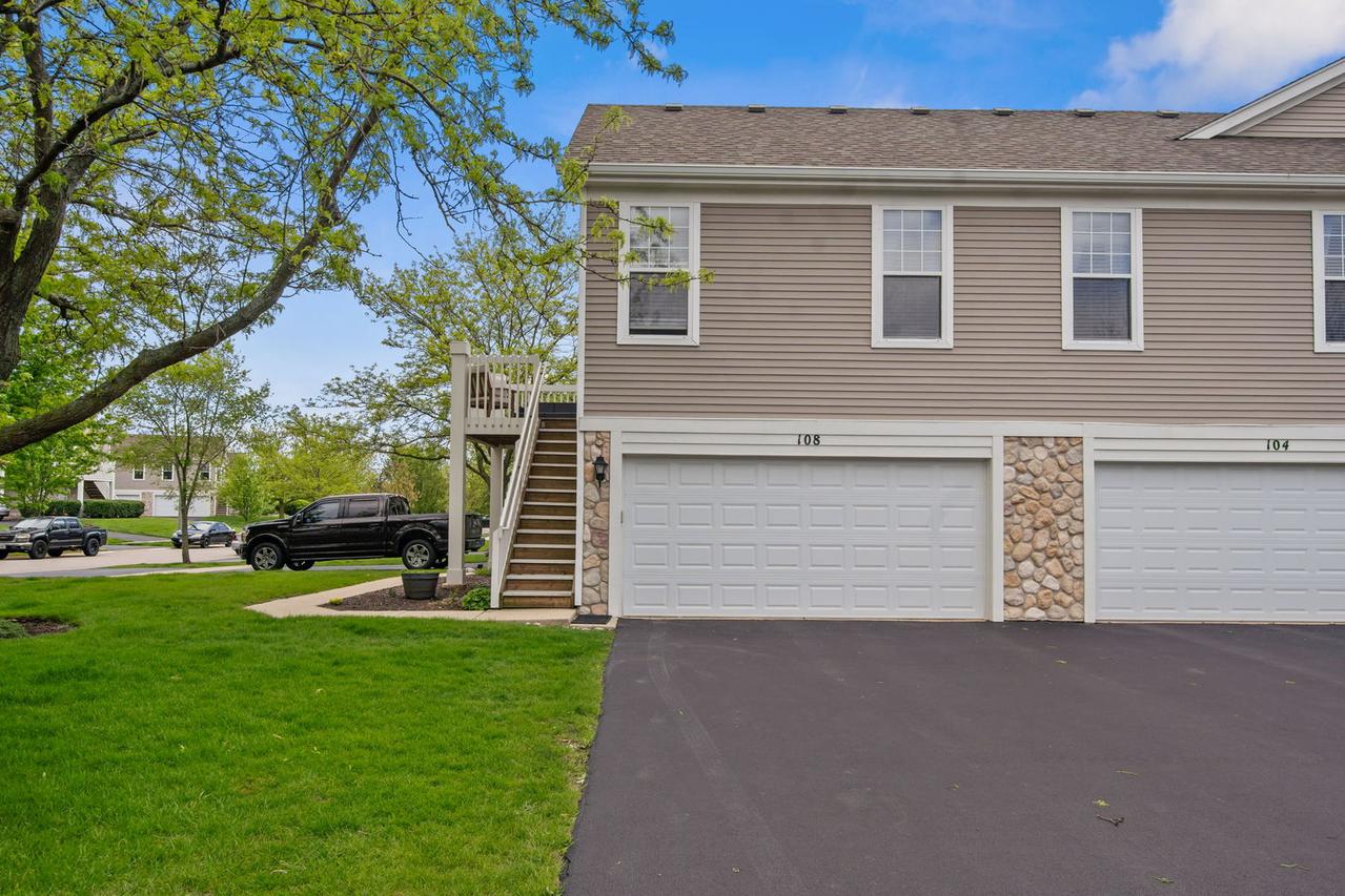 108 Schneider Ct., North Aurora, IL 60542