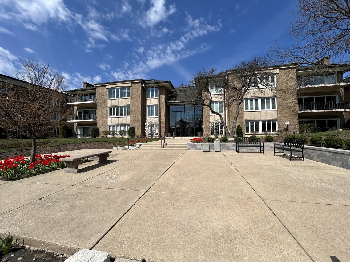 1 Oak Brook Club Dr. #A105, Oak Brook, IL 60523