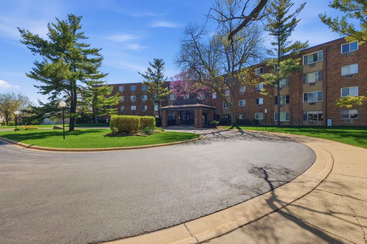 1500 Robin Cir. #112, Hoffman Estates, IL 60169