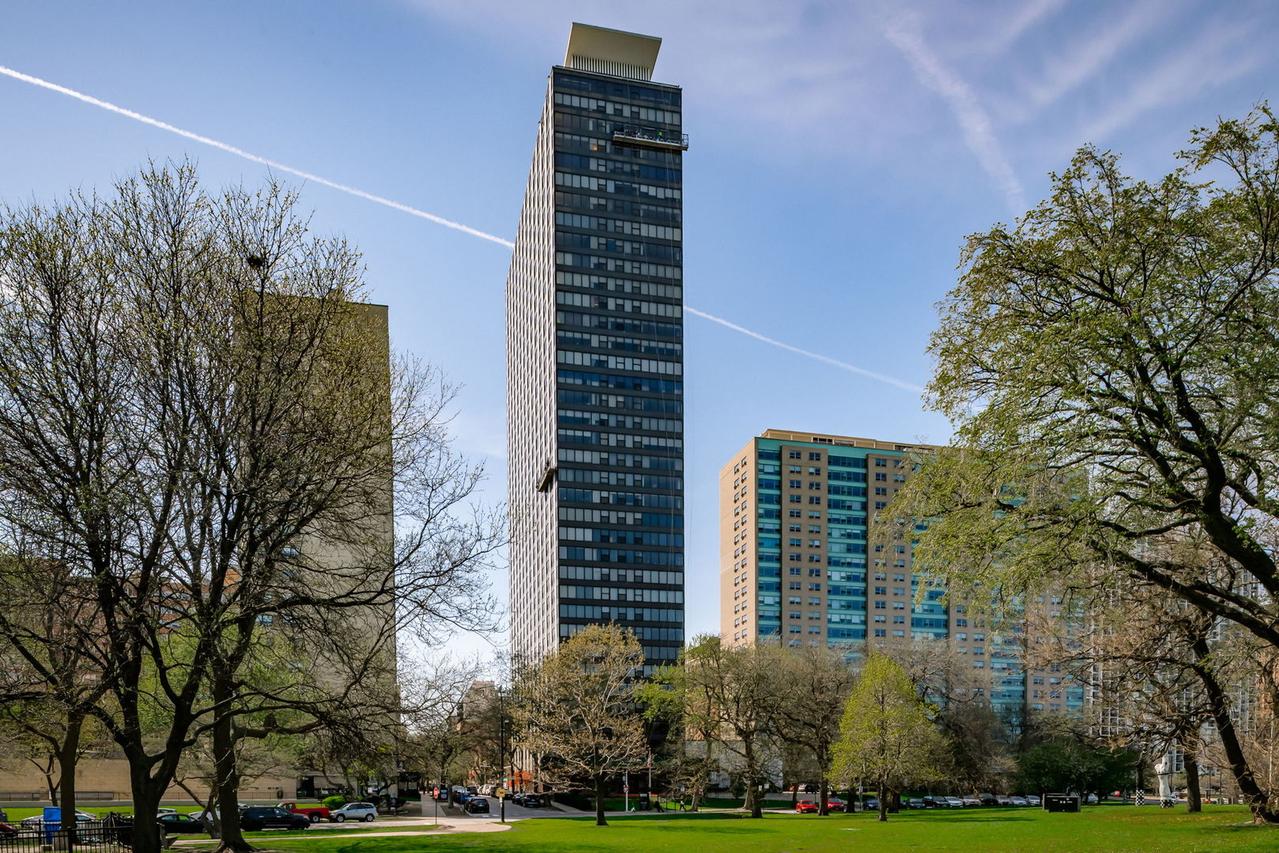 3150 N Lake Shore Dr. #34A, Chicago, IL 60657