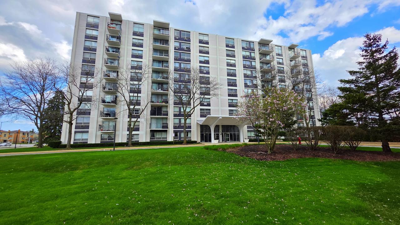 9001 Golf Rd. #1B, Des Plaines, IL 60016