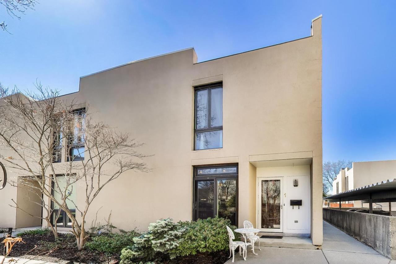 1 Maple Tree Ct., Elmhurst, IL 60126